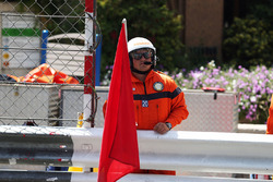 Mariscal con una bandera roja