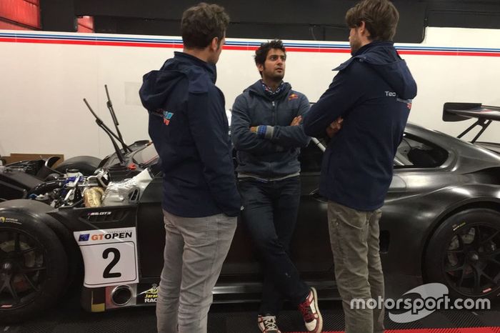 Gustavo Yacaman, BMW M6 GT3 Teo Martín Motorsport plática con miembros de su equipo