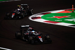 Jenson Button, McLaren MP4-31 fsigue a Fernando Alonso, McLaren MP4-31