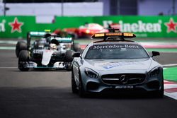 Lewis Hamilton, Mercedes AMG F1 W07 Hybrid ldetrás del coche de seguridad FIA