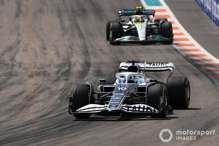 Pierre Gasly, AlphaTauri AT03, Lewis Hamilton, Mercedes W13