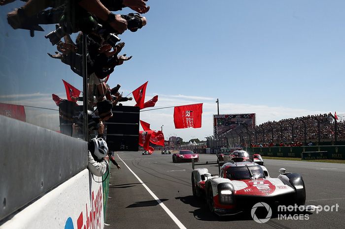 Ganadores #8 Toyota Gazoo Racing Toyota GR010 - Hybrid Hypercar of Sebastien Buemi, Ryo Hirakawa, Brendon Hartley  
