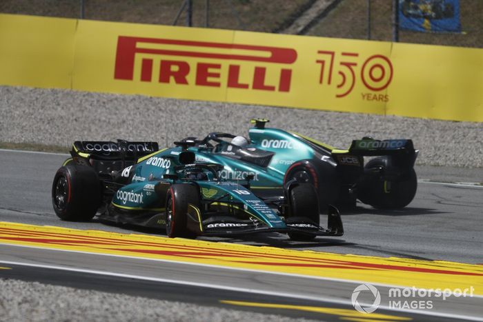 Lance Stroll, Aston Martin AMR22, se recupera de un trompo mientras Sebastian Vettel, Aston Martin AMR22, lo adelanta
