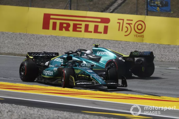 Lance Stroll, Aston Martin AMR22, se recupera de un trompo mientras Sebastian Vettel, Aston Martin AMR22, lo adelanta