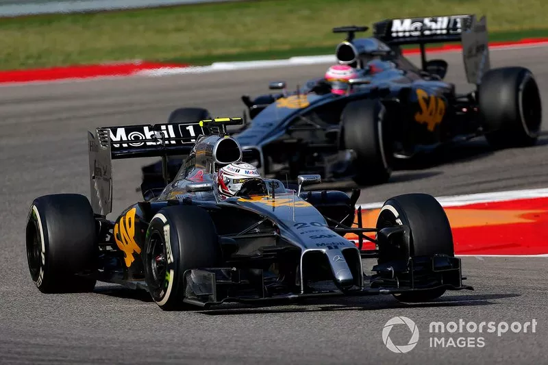 Kevin Magnussen et Jenson Button en piste