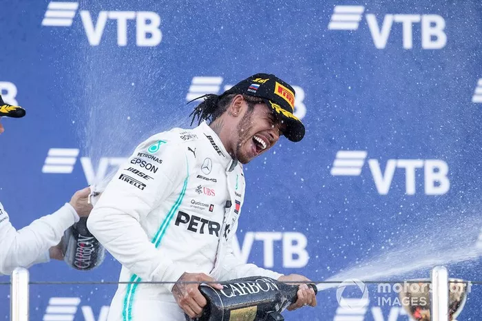Hamilton les aguó la fiesta a los Ferrari de nuevo en Rusia, tras otro fiasco de los italianos en cuanto a estrategia. Para más 'inri', les robó la cartera durante el VSC provocado por el abandono de Vettel en Sochi. La diferencia con Bottas ya era de 73 puntos