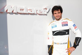 Carlos Sainz Jr., pose avec les couleurs McLaren