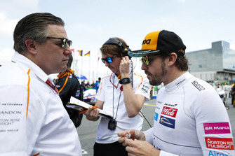 Zak Brown, Direttore esecutivo, McLaren Racing, e Fernando Alonso, McLaren, in griglia di partenza