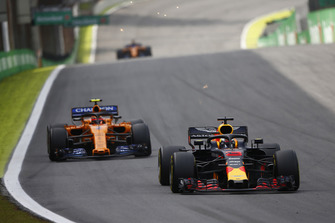 Daniel Ricciardo, Red Bull Racing RB14, devant Stoffel Vandoorne, McLaren MCL33