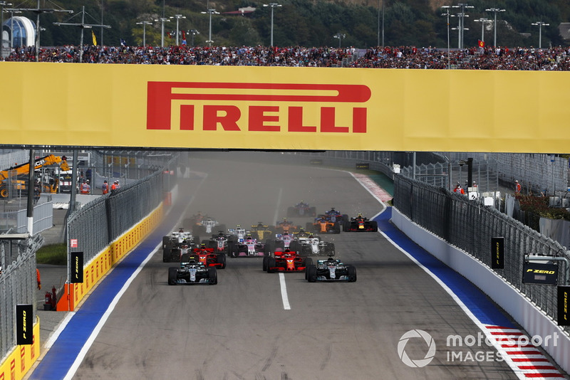 Valtteri Bottas, Mercedes AMG F1 W09, precede Lewis Hamilton, Mercedes AMG F1 W09, Sebastian Vettel, Ferrari SF71H, Kimi Raikkonen, Ferrari SF71H, Kevin Magnussen, Haas F1 Team VF-18, e il resto del gruppo, alla partenza della gara