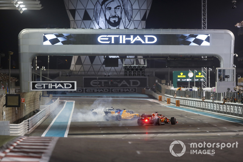 Lewis Hamilton, Mercedes-AMG F1 W09, Fernando Alonso, McLaren MCL33 e Sebastian Vettel, Ferrari SF71H, eseguono dei donut