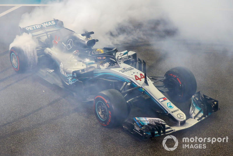 Ganador de la carrera Lewis Hamilton, Mercedes AMG F1 W09 EQ Power+, celebra haciendo donuts
