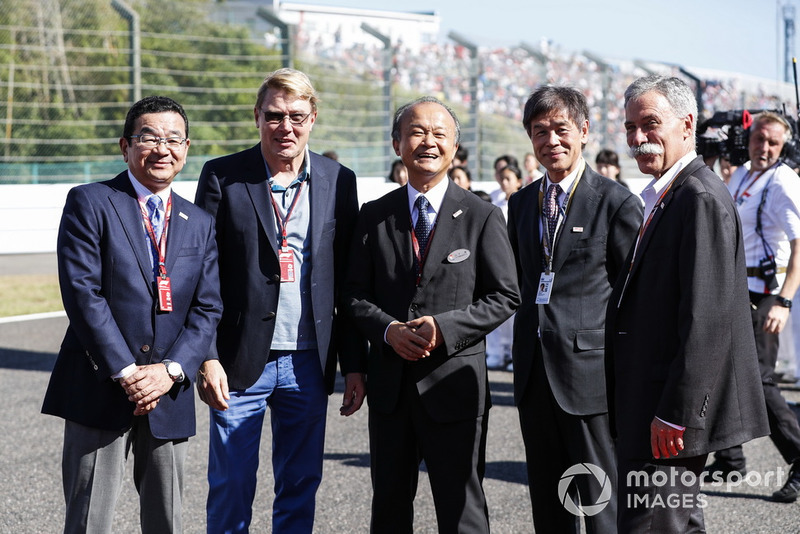 Takahiro Hachigo, Director Ejecutivo, Honda Motor Co, dos veces campeón del mundo Mika Hakkinen, ejecutivos de Honda y Chase Carey, Presidente de Fórmula Uno, en la parrilla