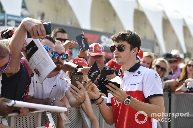 Charles Leclerc, Sauber fans selfie