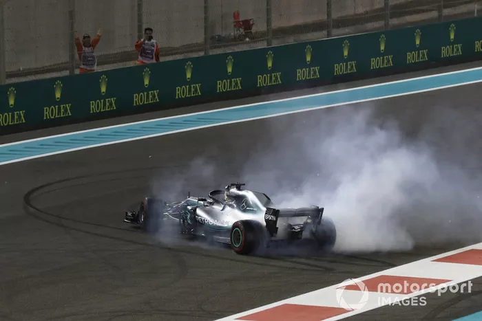 El ganador de la carrera Lewis Hamilton, Mercedes-AMG F1 W09 celebra haciendo donuts