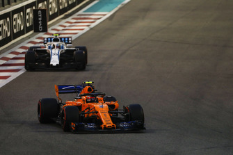 Stoffel Vandoorne, McLaren MCL33, leads Sergey Sirotkin, Williams FW41