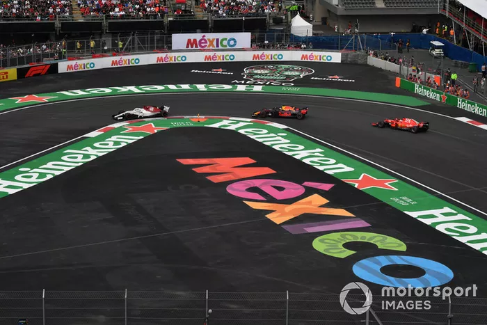 Marcus Ericsson, Sauber C37, Daniel Ricciardo, Red Bull Racing RB14 y Sebastian Vettel, Ferrari SF71H battle 