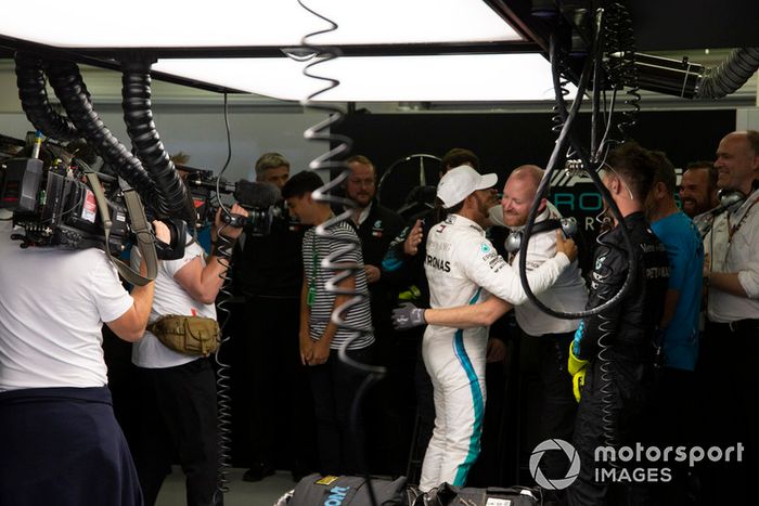 Lewis Hamilton, Mercedes AMG F1, celebra su quinto título con el equipo
