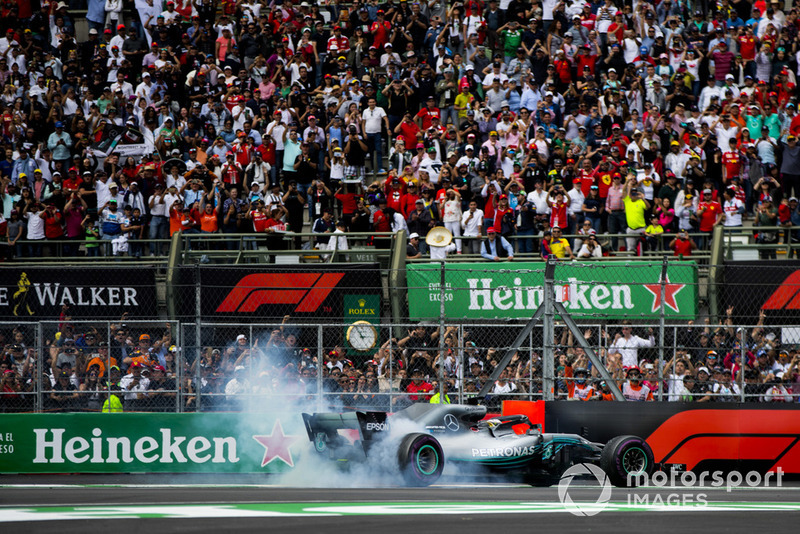 Lewis Hamilton, Mercedes AMG F1 W09 EQ Power +, realiza donas después de asegurar su quinto título mundial de pilotos