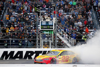 Race winner Joey Logano, Team Penske, Ford Fusion Shell Pennzoil
