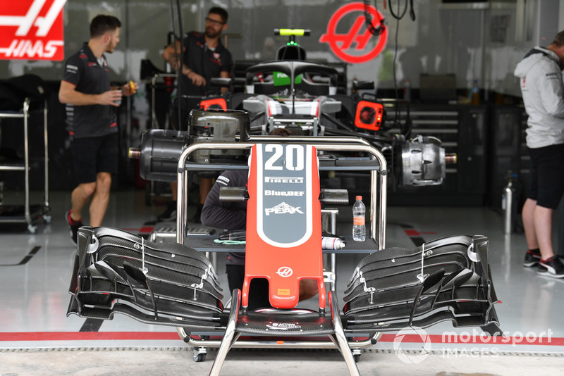 Un nez et un aileron avant de Haas F1 Team VF-18