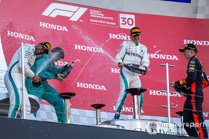 Lewis Hamilton, Mercedes AMG F1, Matt Deane, Mercedes AMG F1, Valtteri Bottas, Mercedes AMG F1, Max Verstappen, Red Bull Racing celebran