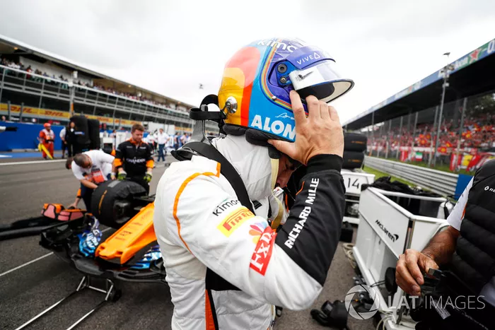 Fernando Alonso, McLaren, en la parrilla