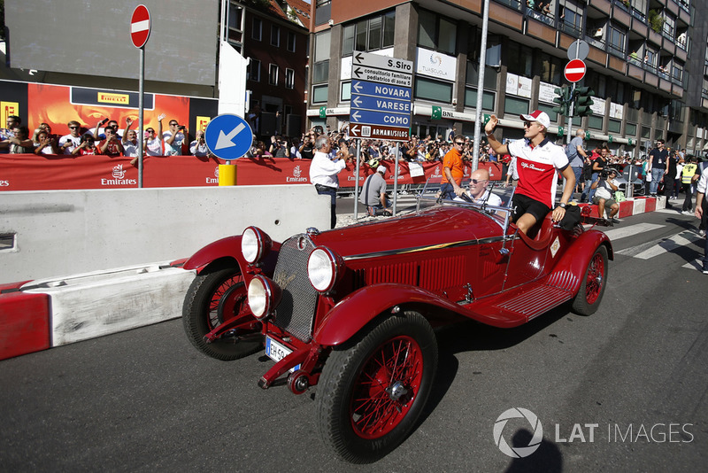 Marcus Ericsson, Alfa Romeo Sauber F1 Team in vintage car