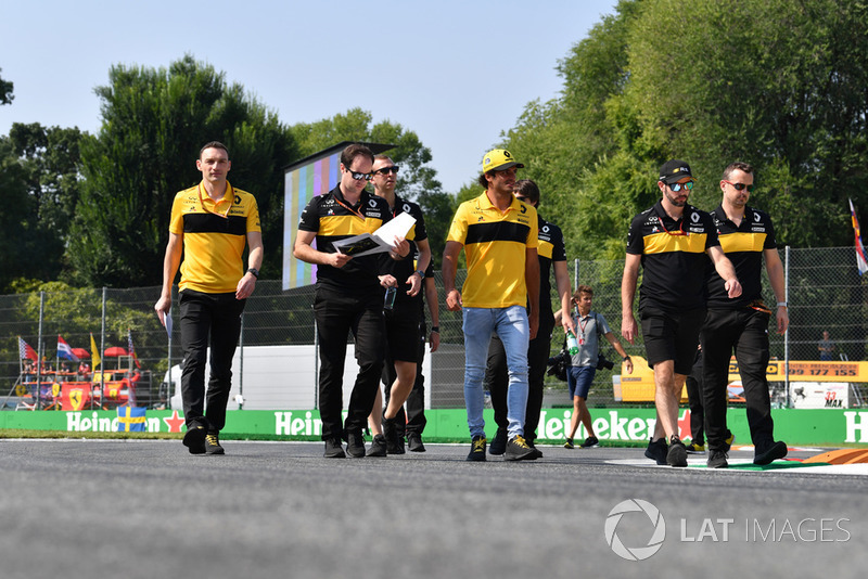 Carlos Sainz Jr., Renault Sport F1 Team ispeziona il circuito