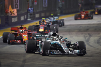 Lewis Hamilton, Mercedes AMG F1 W09 EQ Power+, leads Sebastian Vettel, Ferrari SF71H, Max Verstappen, Red Bull Racing RB14, and Valtteri Bottas, Mercedes AMG F1 W09 EQ Power+