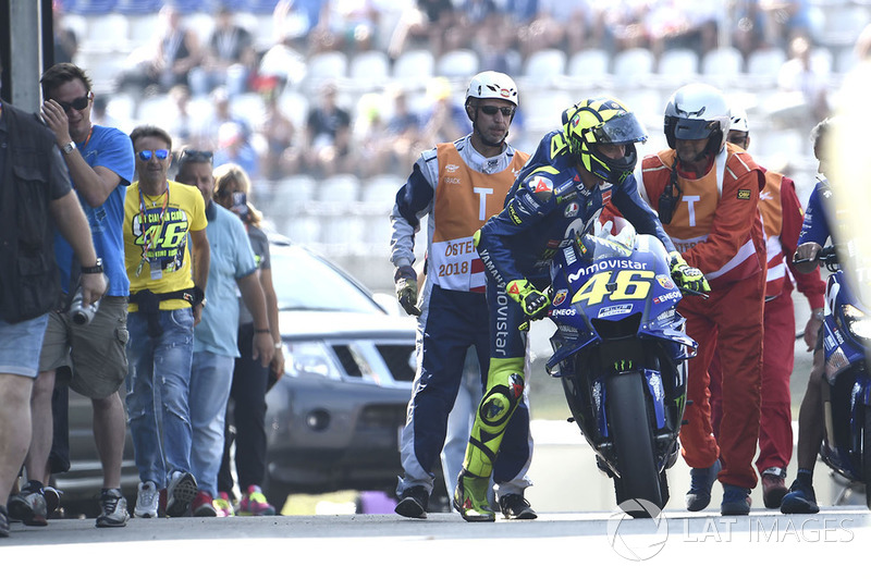 Valentino Rossi, Yamaha Factory Racing, dañado y se dirigirse en sentido contrario por el carril de boxes