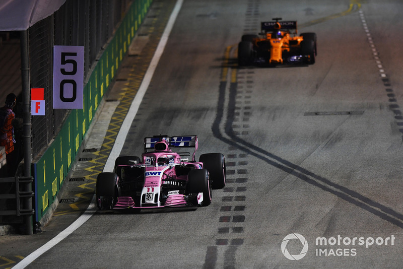 Sergio Perez, Racing Point Force India VJM11 e Fernando Alonso, McLaren MCL33