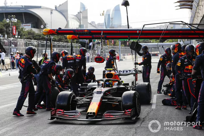 Sergio Pérez, Red Bull Racing RB16B pit stop