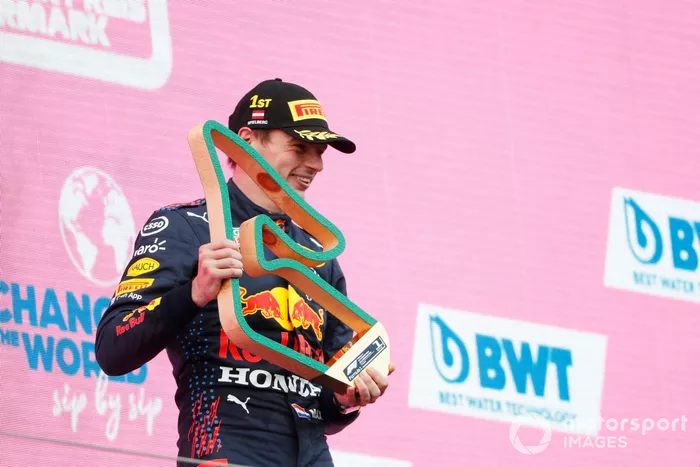 Podio: ganador de la carrera Max Verstappen