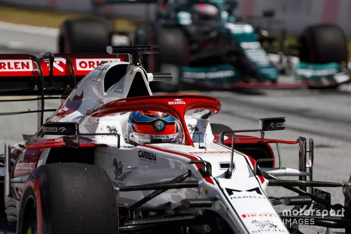 Kimi Raikkonen, Alfa Romeo Racing C41, Sebastian Vettel, Aston Martin AMR21, practican una salida de carrera al final de la FP3