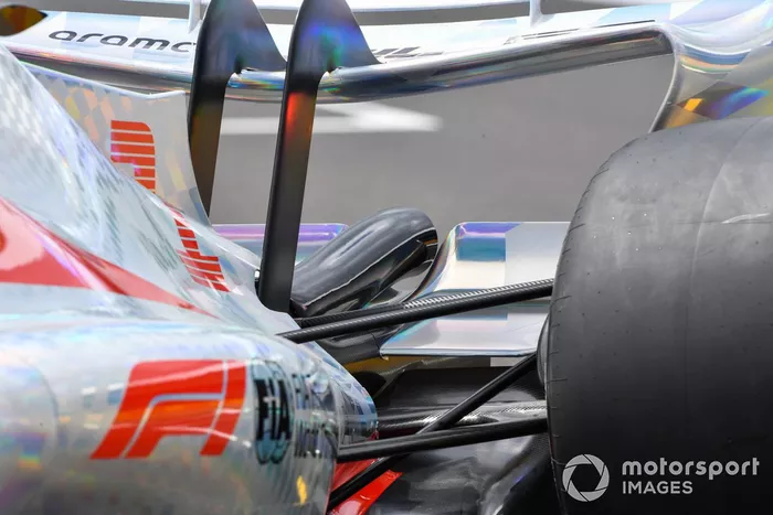 Detalle de la parte trasera lateral del coche de Fórmula 1 2022