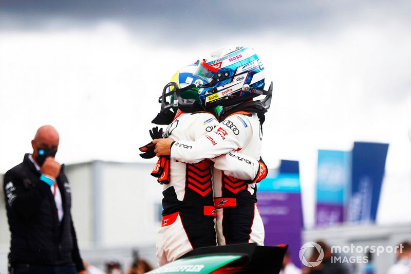 Ganador Lucas Di Grassi, Audi Sport ABT Schaeffler celebra en Parc Ferme, segundo lugar Rene Rast, Audi Sport ABT Schaeffler