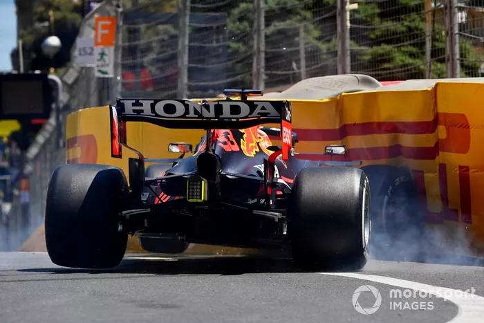 Max Verstappen, Red Bull Racing RB16B, golpea las barreras en la FP3