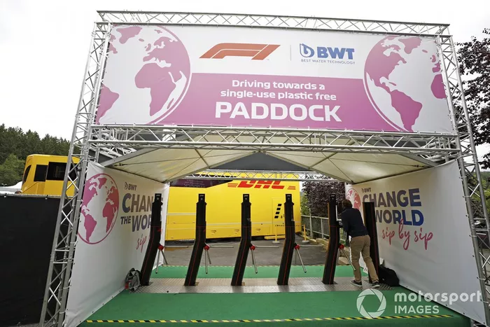 Entrada al paddock