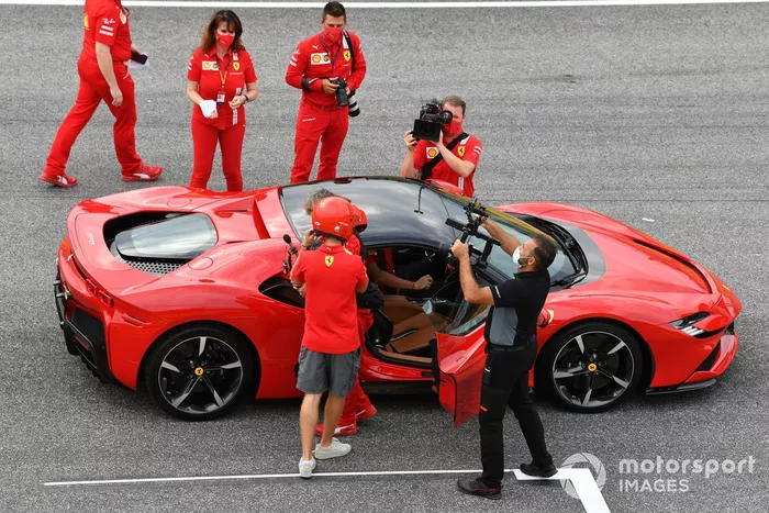Sebastian Vettel, Ferrari, conduce el SF90 Stradale