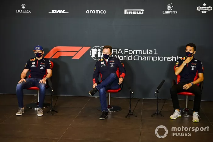 Max Verstappen, Red Bull Racing, Christian Horner, director del equipo, Red Bull Racing, y Alex Albon, Red Bull Racing, en la conferencia de prensa