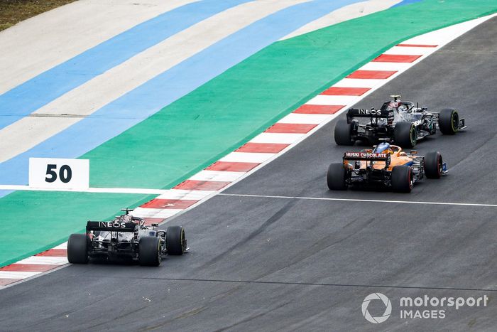 Valtteri Bottas, Mercedes F1 W11, Carlos Sainz Jr., McLaren MCL35, Lewis Hamilton, Mercedes F1 W11