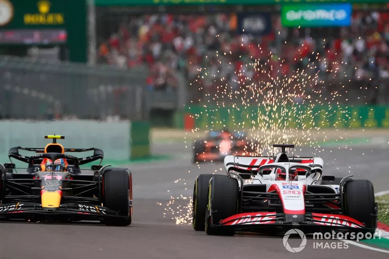 Kevin Magnussen, Haas VF-22, Sergio Perez, Red Bull Racing RB18