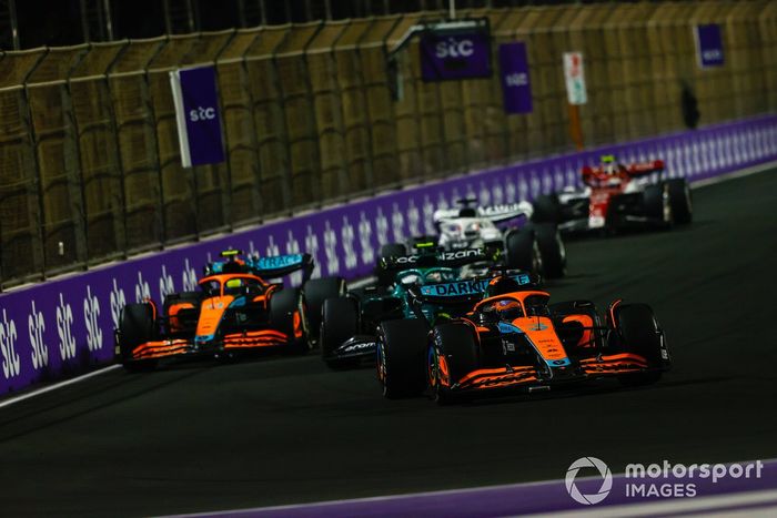 Daniel Ricciardo, McLaren MCL36, Nico Hulkenberg, Aston Martin AMR22, Lando Norris, McLaren MCL36