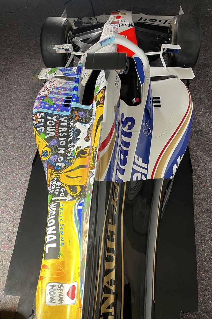 Un coche de F1 con una decoración artística inspirada en Ayrton Senna