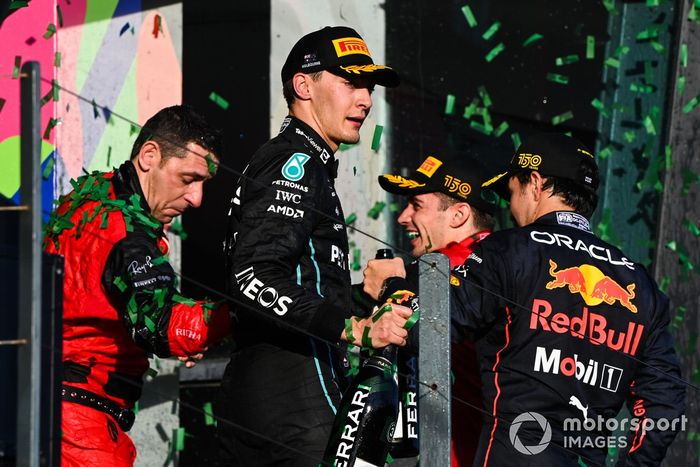 George Russell, Mercedes-AMG, tercero, Sergio Pérez, Red Bull Racing, segundo, Charles Leclerc, Ferrari, ganador, en el podio