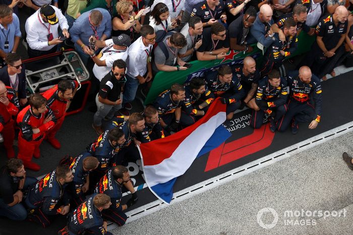 El equipo Red Bull celebra con una bandera holandesa en el Parc Ferme