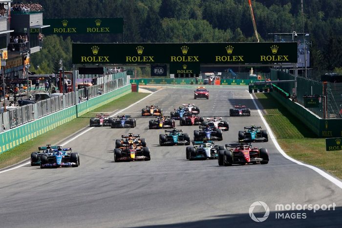 Carlos Sainz, Ferrari F1-75, Max Verstappen, Red Bull Racing RB18, Lewis Hamilton, Mercedes W13, Fernando Alonso, Alpine A522, George Russell, Mercedes W13, el resto en la salida