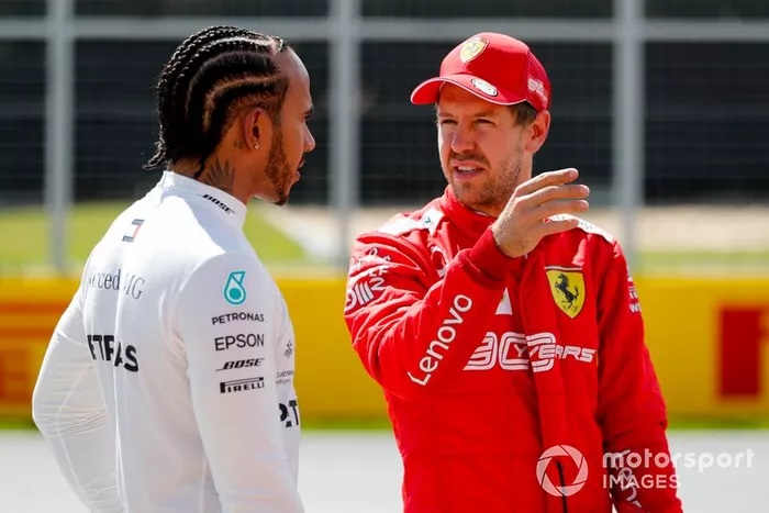 Segundo no grid, Lewis Hamilton, conversa com Sebastian Vettel após o treino
