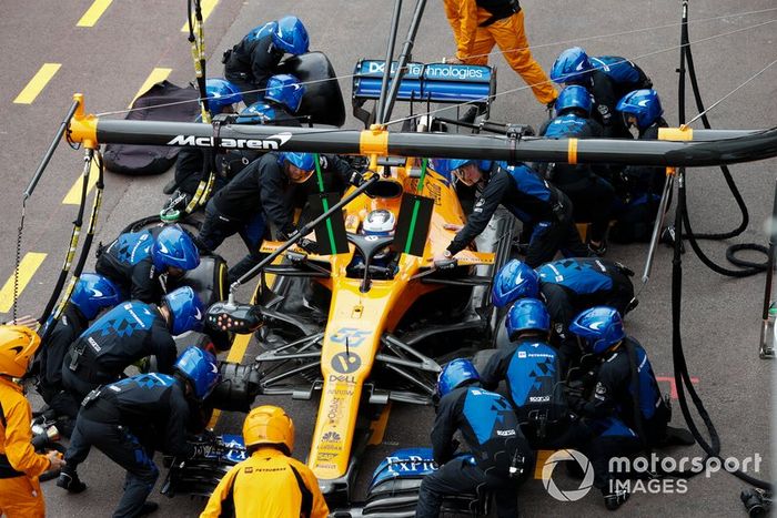 Carlos Sainz Jr., McLaren MCL34, pitstop